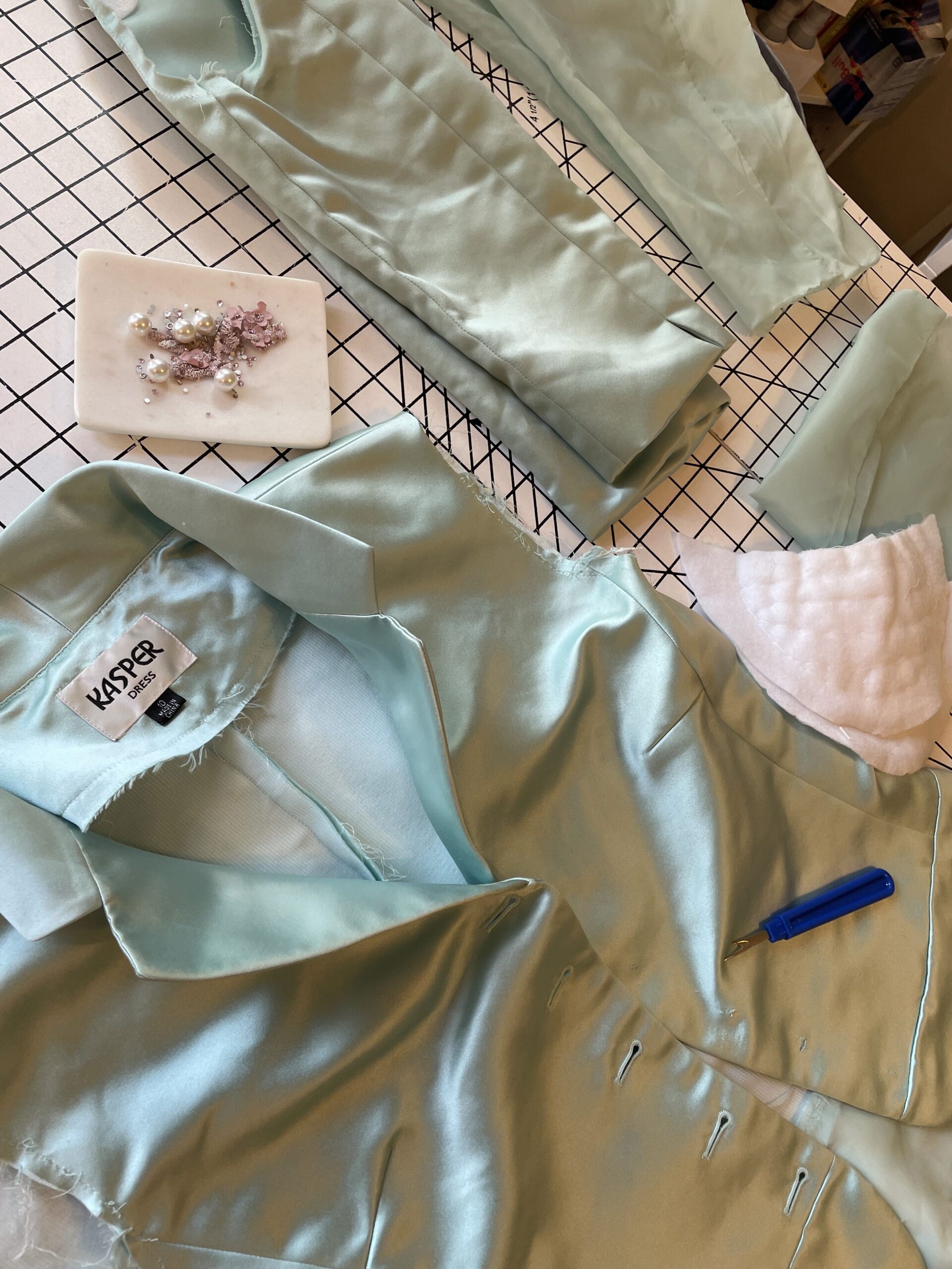 sleeve, line, shoulder pads being removed